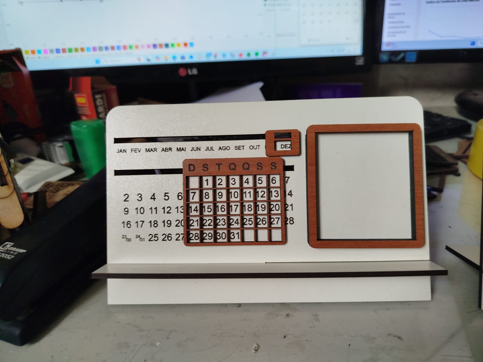 Calendário Perpétuo em MDF | Porta-Retrato de Mesa Personalizável | Organizador de Escritório e Decoração - Imagem 2
