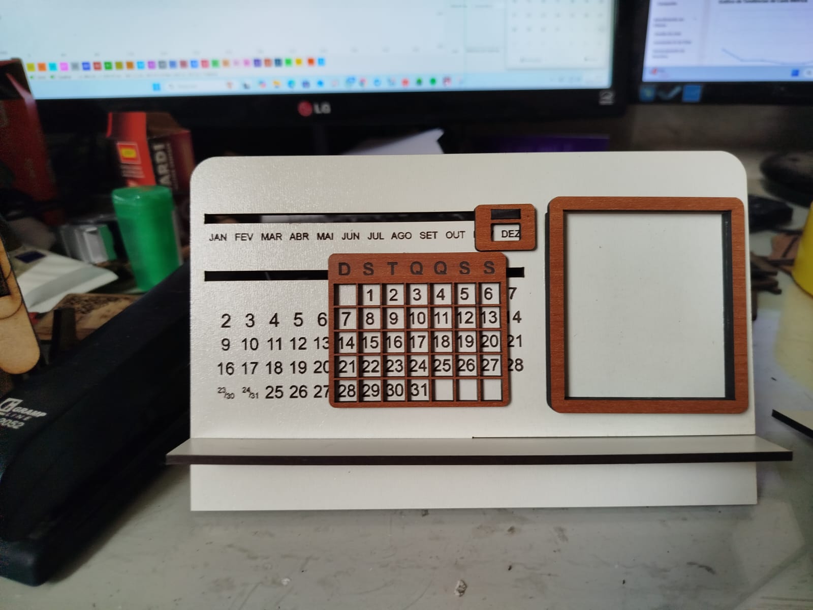 Calendário Perpétuo em MDF | Porta-Retrato de Mesa Personalizável | Organizador de Escritório e Decoração - Imagem 3