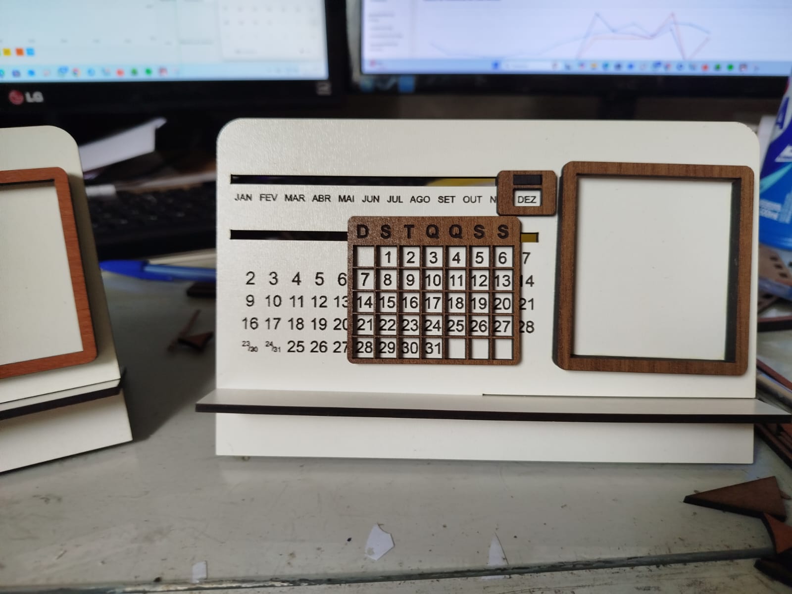 Calendário Perpétuo em MDF | Porta-Retrato de Mesa Personalizável | Organizador de Escritório e Decoração - Imagem 4
