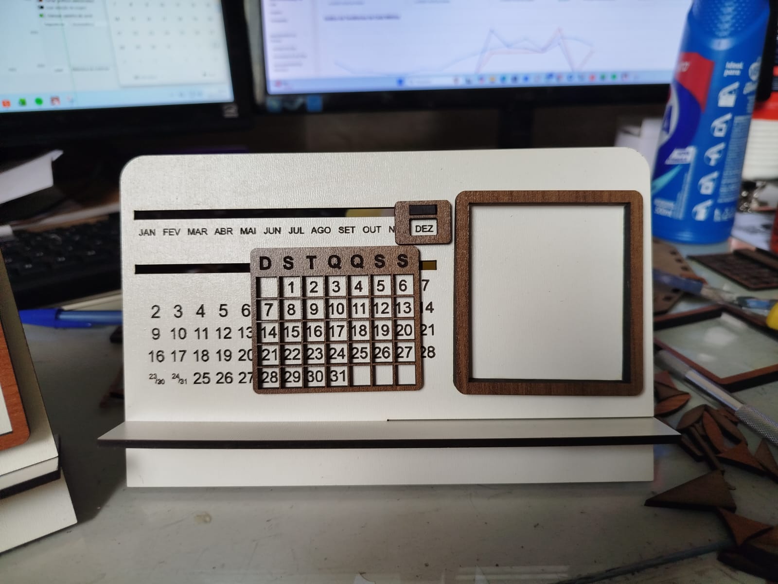 Calendário Perpétuo em MDF | Porta-Retrato de Mesa Personalizável | Organizador de Escritório e Decoração - Imagem 8
