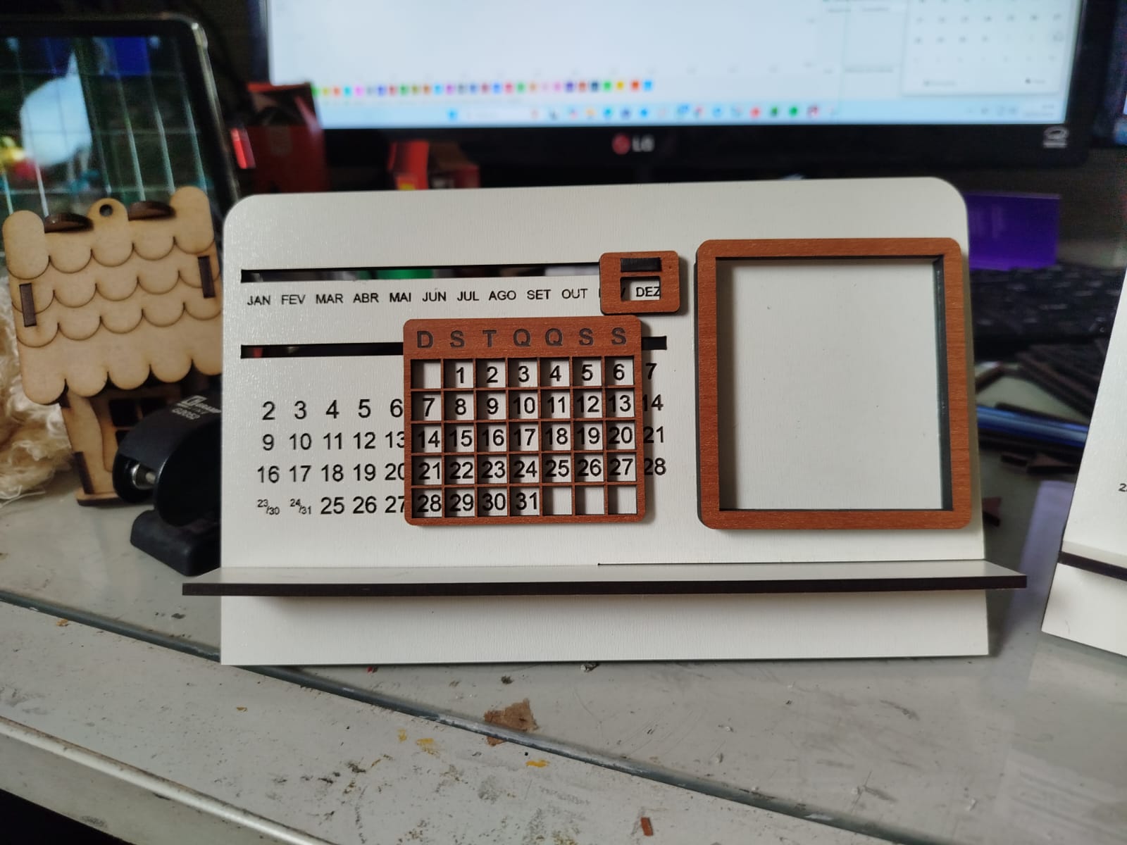 Calendário Perpétuo em MDF | Porta-Retrato de Mesa Personalizável | Organizador de Escritório e Decoração - Imagem 6