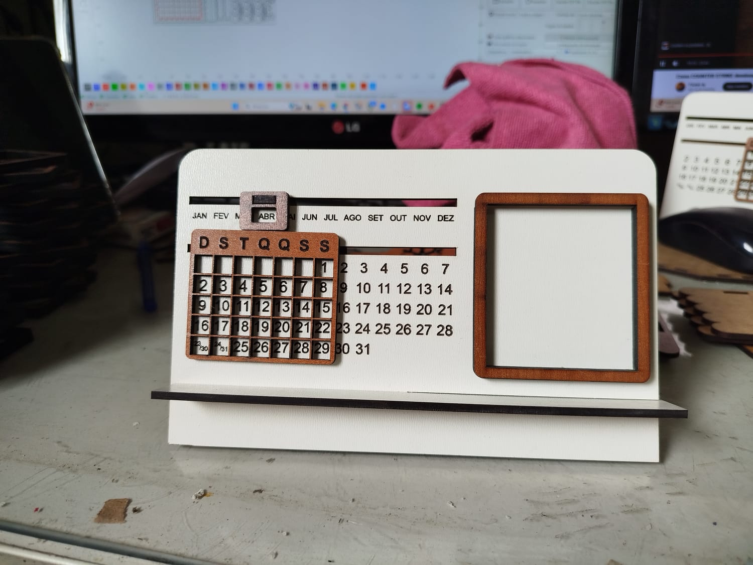 Calendário Perpétuo em MDF | Porta-Retrato de Mesa Personalizável | Organizador de Escritório e Decoração - Imagem 11