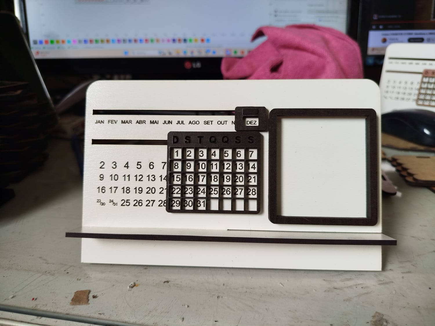 Calendário Perpétuo em MDF | Porta-Retrato de Mesa Personalizável | Organizador de Escritório e Decoração - Imagem 12