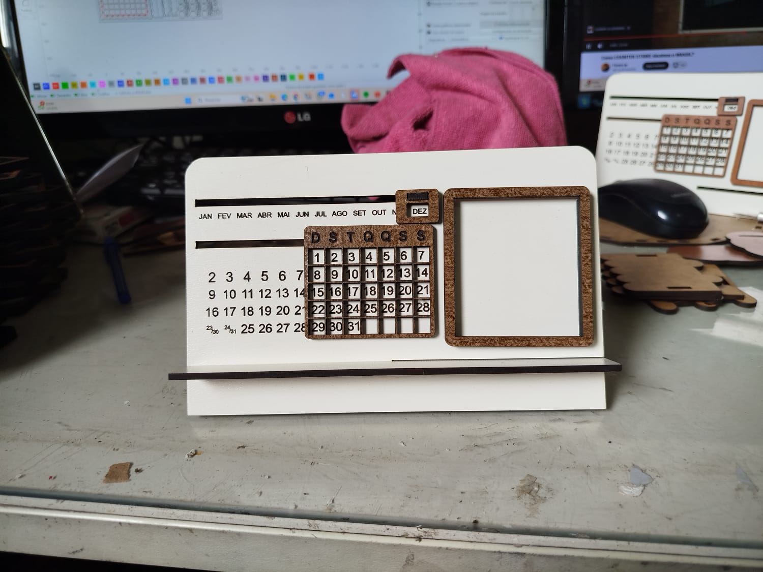 Calendário Perpétuo em MDF | Porta-Retrato de Mesa Personalizável | Organizador de Escritório e Decoração - Imagem 13